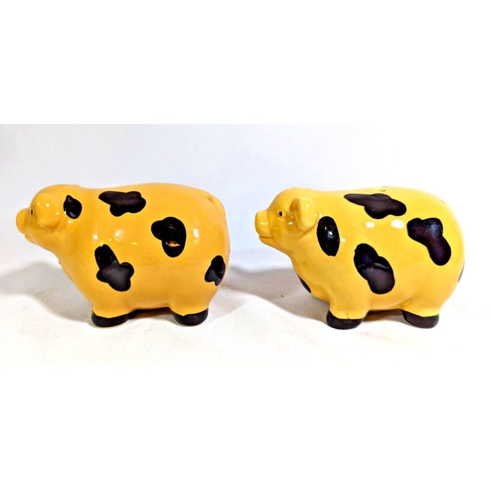 Spotted Pig Salt and Pepper Shakers Ceramic Farm Animal Country Farmhouse Decor